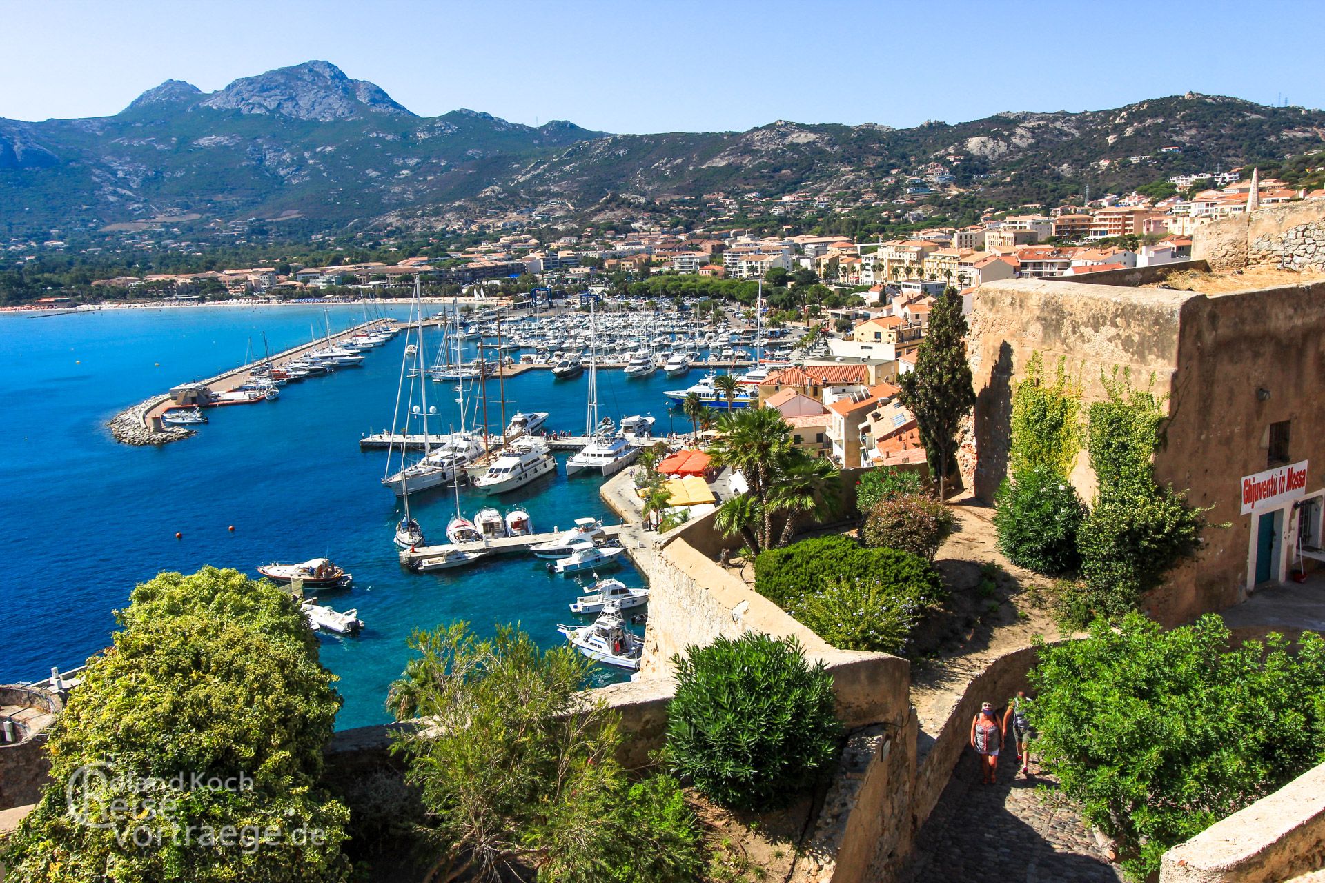 Korsika - Blick von der Zitadelle auf den Hafen von Calvi